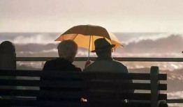 不怕岁月催人老，但忧寸金使人坏,不畏时光流逝，唯忧金钱腐蚀